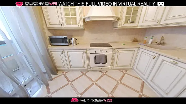 Brunette maid Elise Moon gets fucked hard in the kitchen in VR Films chauds