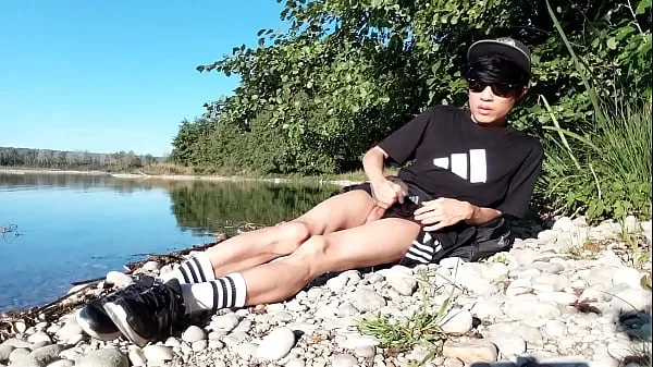 Hete Jon Arteen wanks outdoor on a pebbles beach, the sexy twink wearing short shorts cums on his thigh, and cumplay warme films