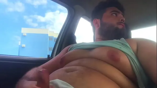 Quente chubby gay with big nipples cumming in the car Filmes quentes