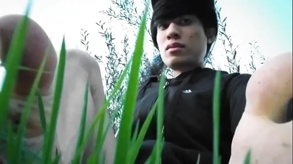 Nóng Jon Arteen in short shorts walks on grass barefoot, shows his boy soles, smiles for you Phim ấm áp