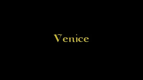 Venise, 19 ans, suce une bite à travers un trou de gloire tout en se masturbant Films chauds