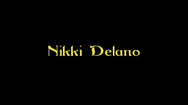 Heiße Blondine mit großen Brüsten Nikki Delano lutscht einen Schwanz durch ein Glory Holewarme Filme