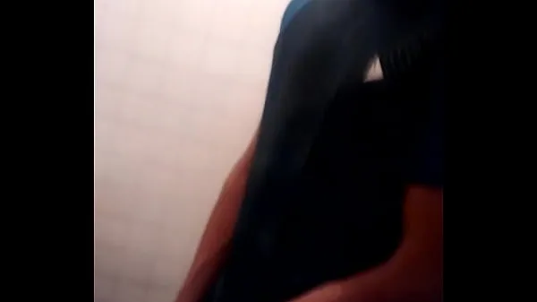Heiße Blowjob im öffentlichen Badezimmer endet mit Sperma im Gesichtwarme Filme