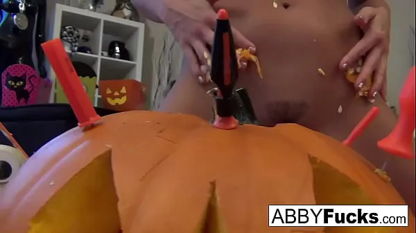 Hotte Abigail carves a pumpkin then plays with herself varme filmer
