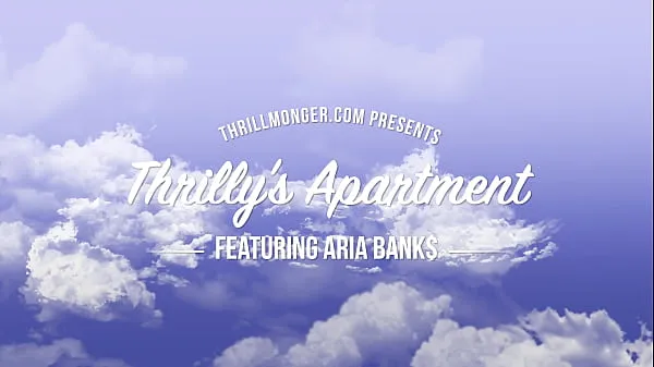 Aria Banks - Thrillys Apartment (une PAWG blonde avec des seins gaies et des tétons roses se fait baiser profondément par la grosse bite noire de THRILLMONGER Films chauds