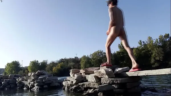 Heiße Nackter asiatischer Junge macht Yoga im Freien über Wasser, während vorbeikommende Männer in der Ecke zuschauen Jon Arteen ist ein schwules Pornomodel. Der asiatische Junge ist in diesem Video nackt und zeigt seinen gesamten schlanken undwarme Filme