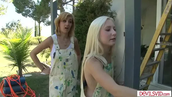뜨거운 Lesbian babe gets turned on seeing her blonde bff and cant wait for their work to strips her naked and starts kissing and licking her pussy 따뜻한 영화