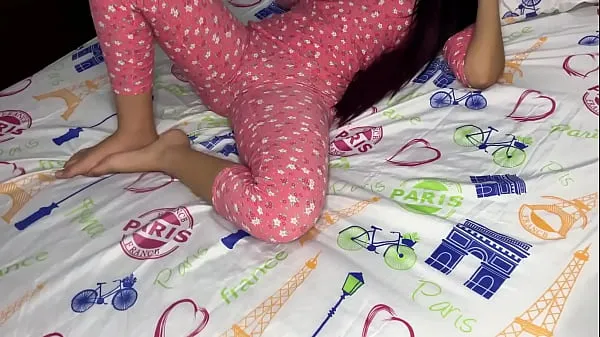 گرم Beautiful Stepdaughter Looking Under the Bed Exposes her Big Ass to the View of her Perverted Stepfather گرم فلمیں