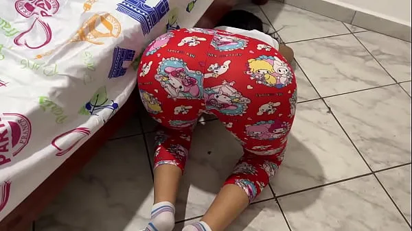 Nóng Stepdaughter Tricked by Her Perverted Stepfather into Looking Under the Bed While He Holds Her by her Big Ass Phim ấm áp