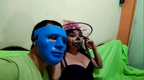 Nóng dirty fat sorceress appears on halloween to seduce her masked stepbrother, the woman asks him to touch her tits and vagina to get excited like a horny slutty witch. HOMEMADE PORN ON HALLOWEEN Phim ấm áp