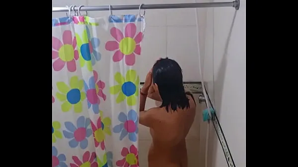 Spying on my best friend's Argentine wife in the shower Filem hangat panas