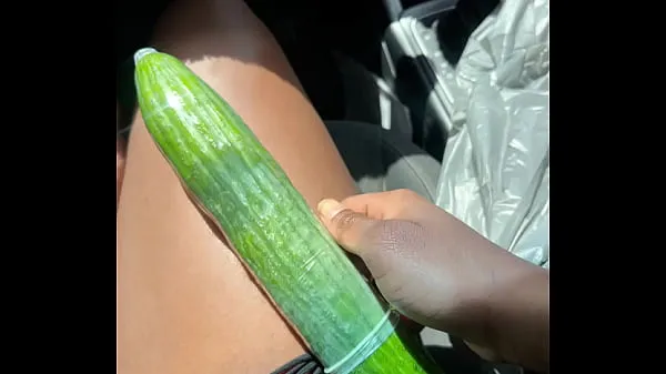 Hot Ebony Fucks Cucumber in parking lot Filem hangat panas