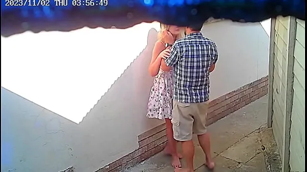 Film caldi Una telecamera CCTV ha ripreso una coppia che scopava fuori da un ristorante pubblicocaldi