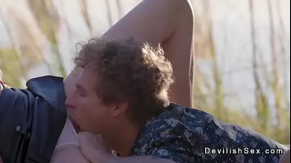 Καυτές Blonde wife fucked by stranger at the beach resort ζεστές ταινίες