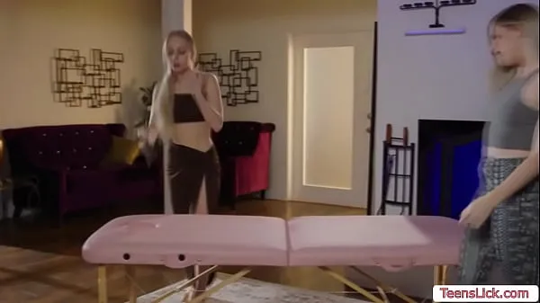热Teen masseuse enjoys licking her customers pussy温暖的电影