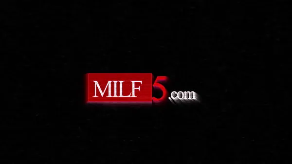 Películas calientes MILF inteligente contratada para el puesto de madrastra - MILF5 cálidas
