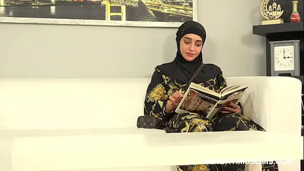Горячие Милая женщина в хиджабе примерила член продавца вместо новой одеждытеплые фильмы