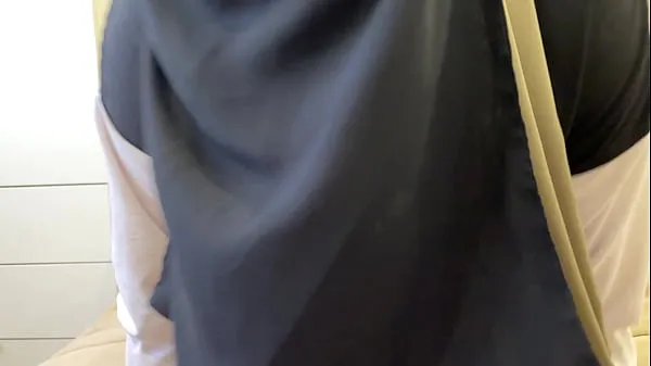 热Syrian stepmom in hijab gives hard jerk off instruction with talking温暖的电影