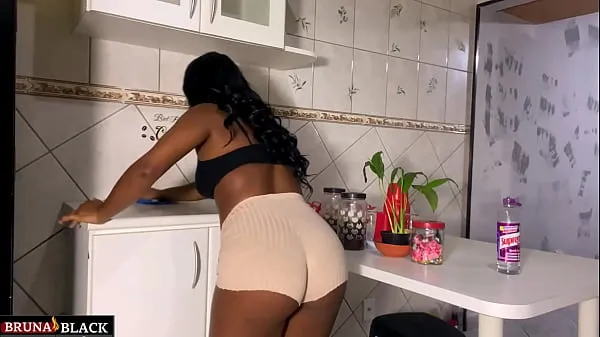 뜨거운 Hot sex with the pregnant housewife in the kitchen, while she takes care of the cleaning. Complete 따뜻한 영화