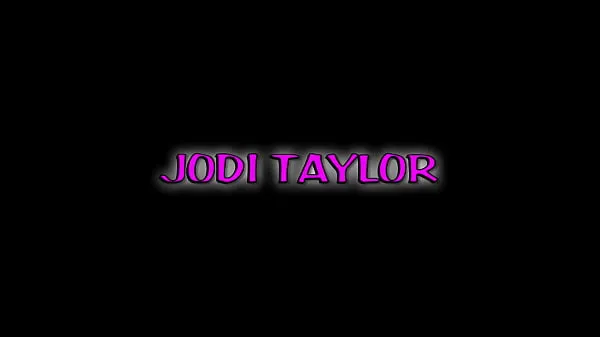 Heiße Jodi Taylor wechselt in wenigen Minuten vom Fahrradfahren zum Reiten eines großen Schwanzeswarme Filme