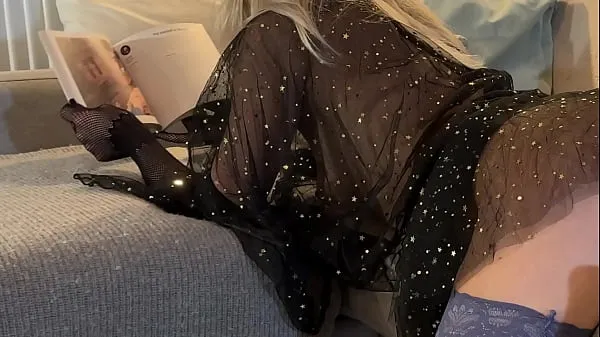 뜨거운 One of the hottest blondes ever in a transparent gown works on a cock and balls in POV by an ignore handjob to make it precum drips 따뜻한 영화
