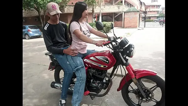Hotte I WAS TEACHING MY NEIGHBOR DEK NEIGHBORHOOD HOW TO RIDE A MOTORCYCLE, BUT THE HORNY GIRL SAT ON MY LEGS AND IT EXCITED ME HOW DELICIOUS varme film