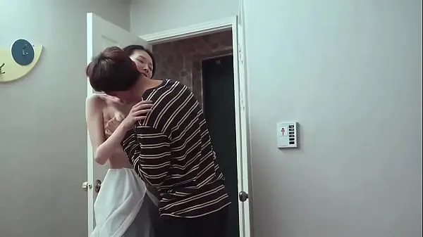 热中国继母与继子在床上进行秘密性行为温暖的电影