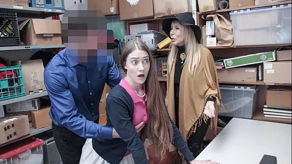 Une et sa grand-mère baisées par un officier du centre commercial Perv pour avoir volé les locaux du centre commercial - Fuckthief Films chauds