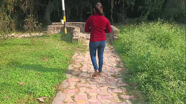 Quente A namorada gostosa da vila indiana desi estava transando ao ar livre com o namorado em áudio hindi claro Filmes quentes