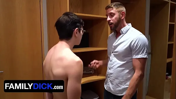 Hotte Horny StepFather Conducts A Strip & Cavity Search On His Hot StepSon - FamilyDick varme film