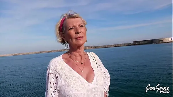 Heiße Die 70-jährige Eva trainiert zwei feurige Hengstewarme Filme