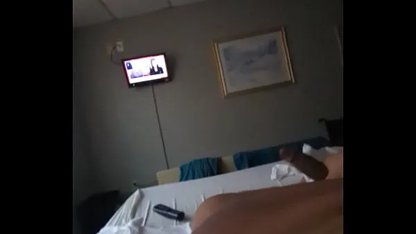 ホットな Carameldick4 Strokes His Big Cock On The Bed 温かい映画