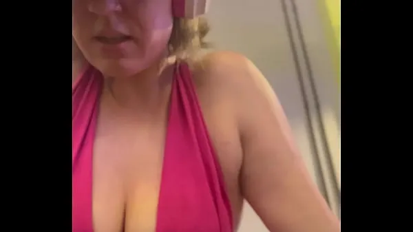 Hotte Wow, my training at the gym left me very sweaty and even my pussy leaked, I was embarrassed because I was so horny varme film
