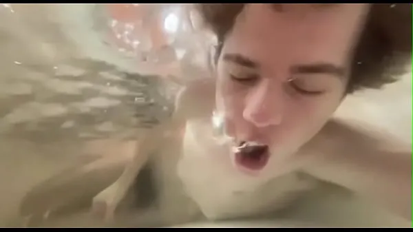 Horny Boy Cumming Underwater Films chauds