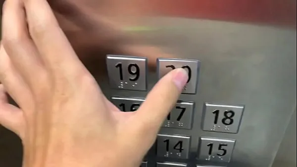 Sexe en public, dans l'ascenseur avec un inconnu et ils nous surprennent Films chauds
