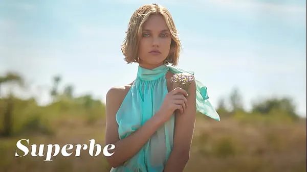 ホットな ウクライナの金髪美女ハンナ・レイが官能的な個展に耽る - SUPERBE 温かい映画
