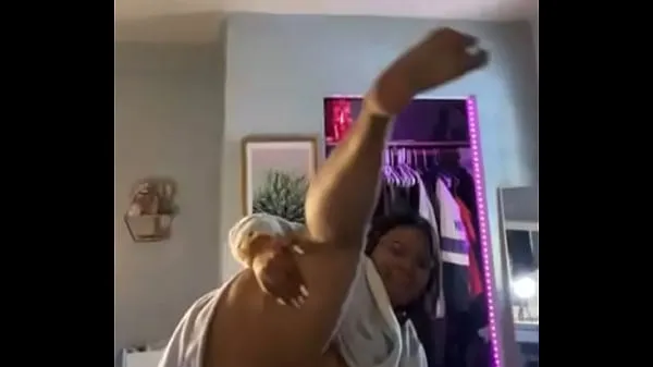 Bbw Latina flexible se révélant elle-même exhibant dans une robe de douche nue sexy grosse chatte défoncée gros seins et ventre Films chauds