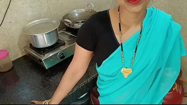 Películas calientes Ama de casa recién casada estaba charlando con su marido y siendo follada con su hermanastro en la cocina en audio hindi sucio al estilo perrito cálidas