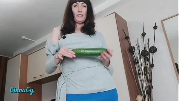 Hotte my creamy cunt started leaking from the cucumber. fisting and squirting varme filmer