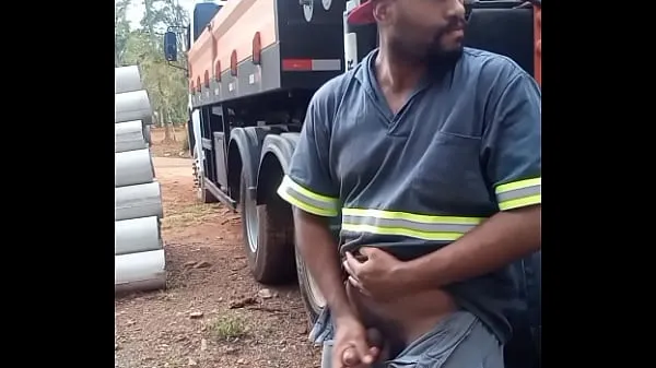 گرم Worker Masturbating on Construction Site Hidden Behind the Company Truck گرم فلمیں