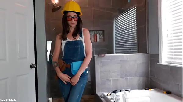 Construction Worker Pees in Her Jean Overalls Filem hangat panas