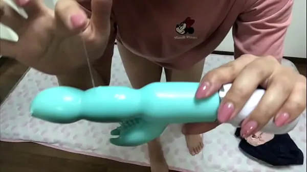I bought a big toy and inserted it deep into my pussy and masturbated, and a lot of naughty liquid got on the toy Film hangat yang hangat