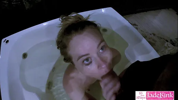 Heiße Geile Stiefschwester gibt Stiefbruder in der Badewanne im Freien einen Blowjobwarme Filme