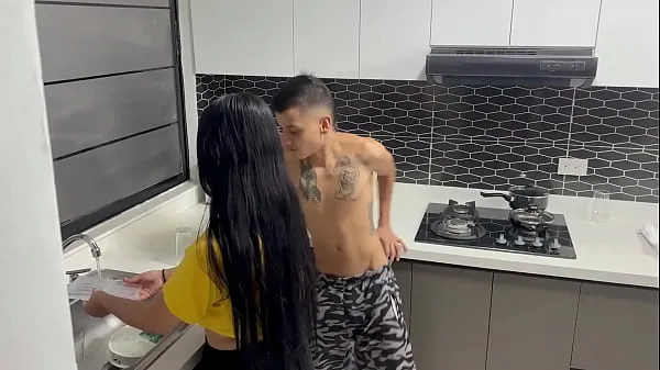 Hotte Amateur couple of stepbrothers have sex in the kitchen while their stepfathers are away varme filmer
