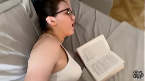 Kuumia Stepson fucks his sexy stepmom while she is reading a book lämpimiä elokuvia
