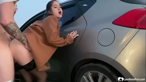 Picked up babe gets fucked by the car Films chauds