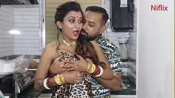 热Young Newly Married Indian Wife Romantic Love Making In Kitchen温暖的电影