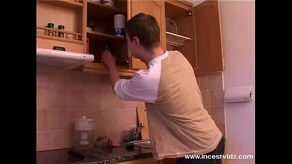 Hotte Mature mom and young guy on the kitchen varme filmer