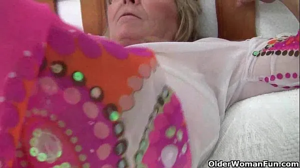Heiße Oma mit dicken Titten masturbiert und wird mit dem Finger geficktwarme Filme
