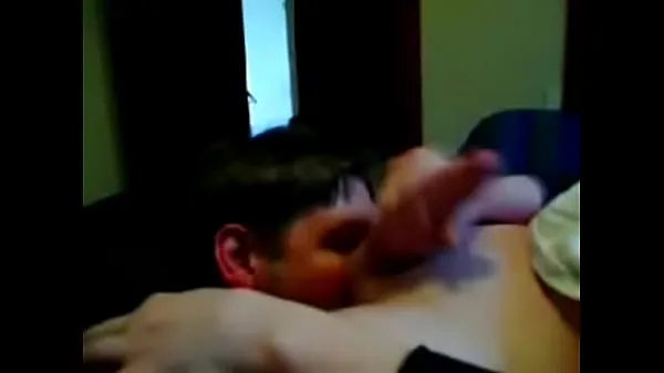 Homemade video of a cute young guy worshipping cock & balls Filem hangat panas